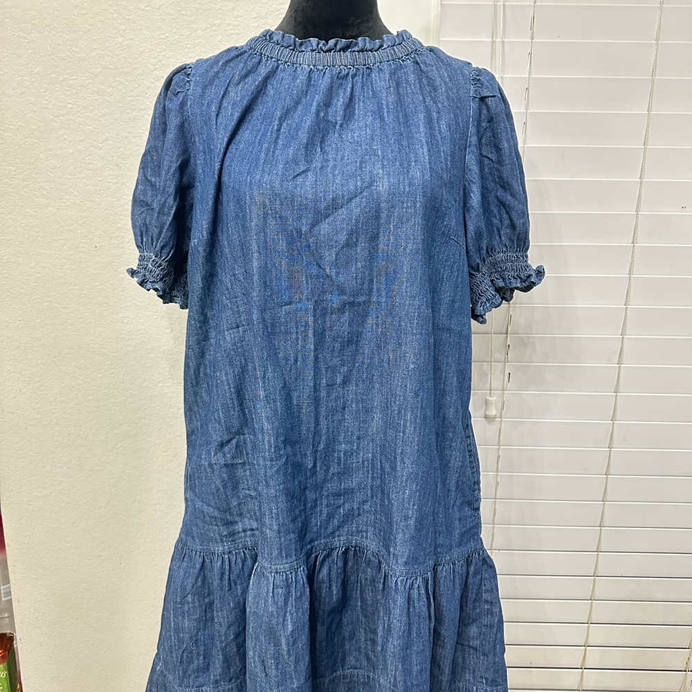 Casual Blue Chambray Midi Dress with Smocked Sleeves